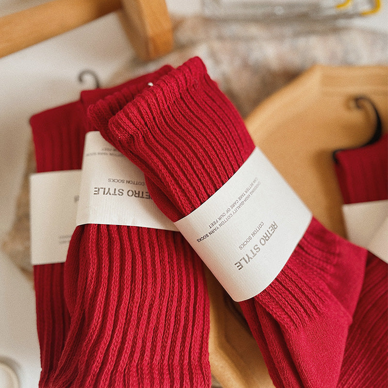 동물의 해를 위한 빨간색 송아지 양말