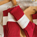 동물의 해를 위한 빨간색 송아지 양말