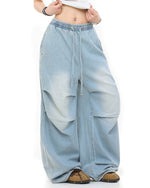 ウォッシュ加工を施したダメージ加工のズボン
