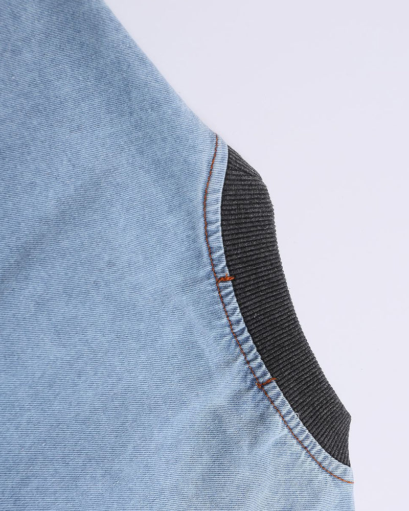 대조적인 컬러의 데님 반팔