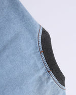 대조적인 컬러의 데님 반팔