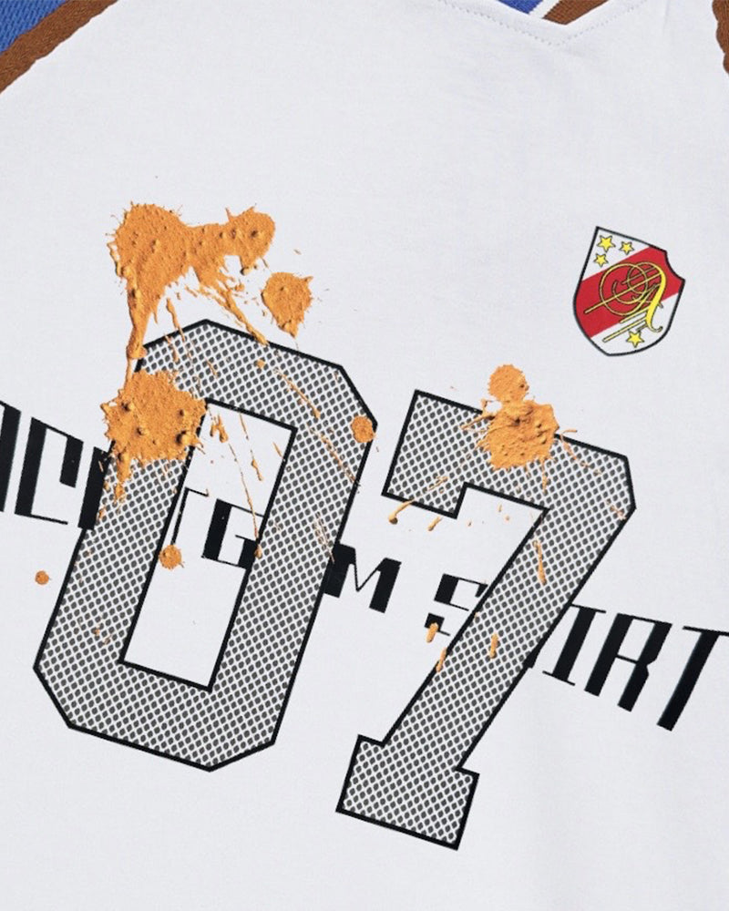 대비되는 색상의 심플한 반팔