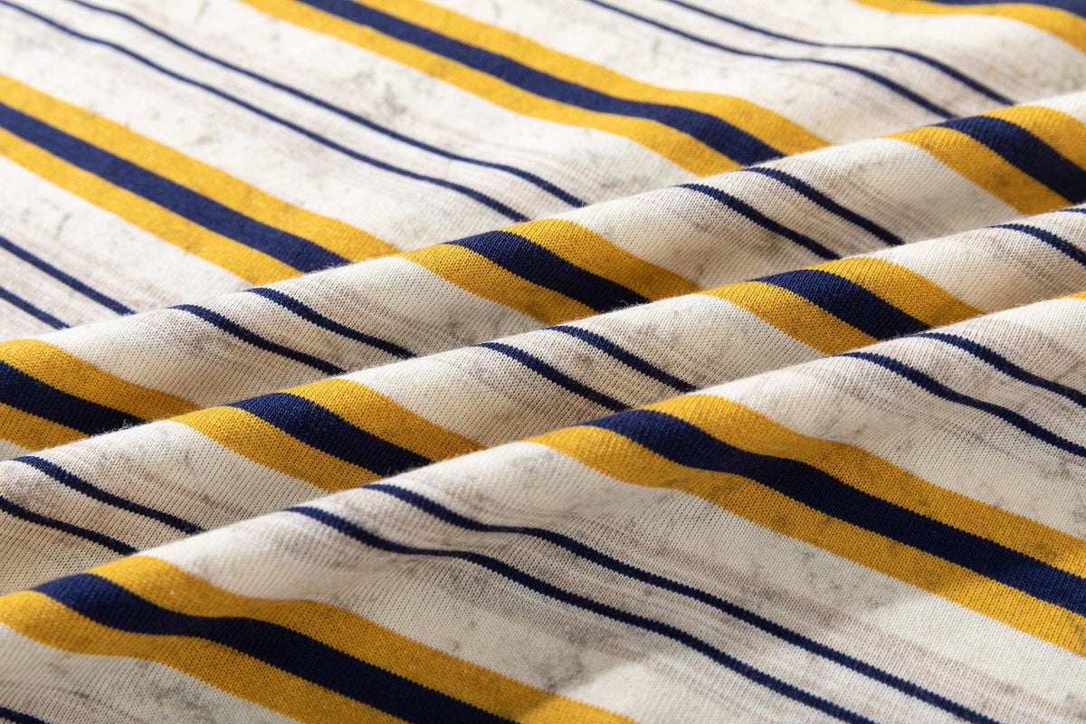 다양한 용도로 활용 가능한 스트라이프 반팔