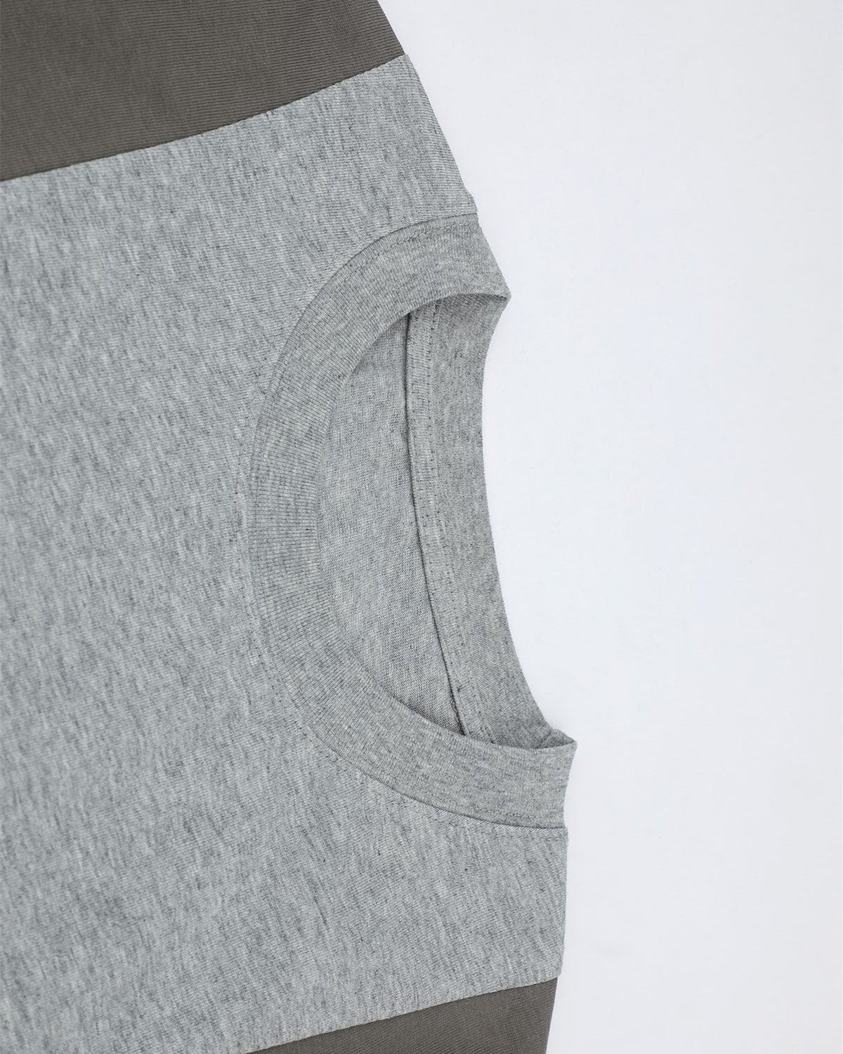 대조적인 컬러 스티칭 짧은 소매