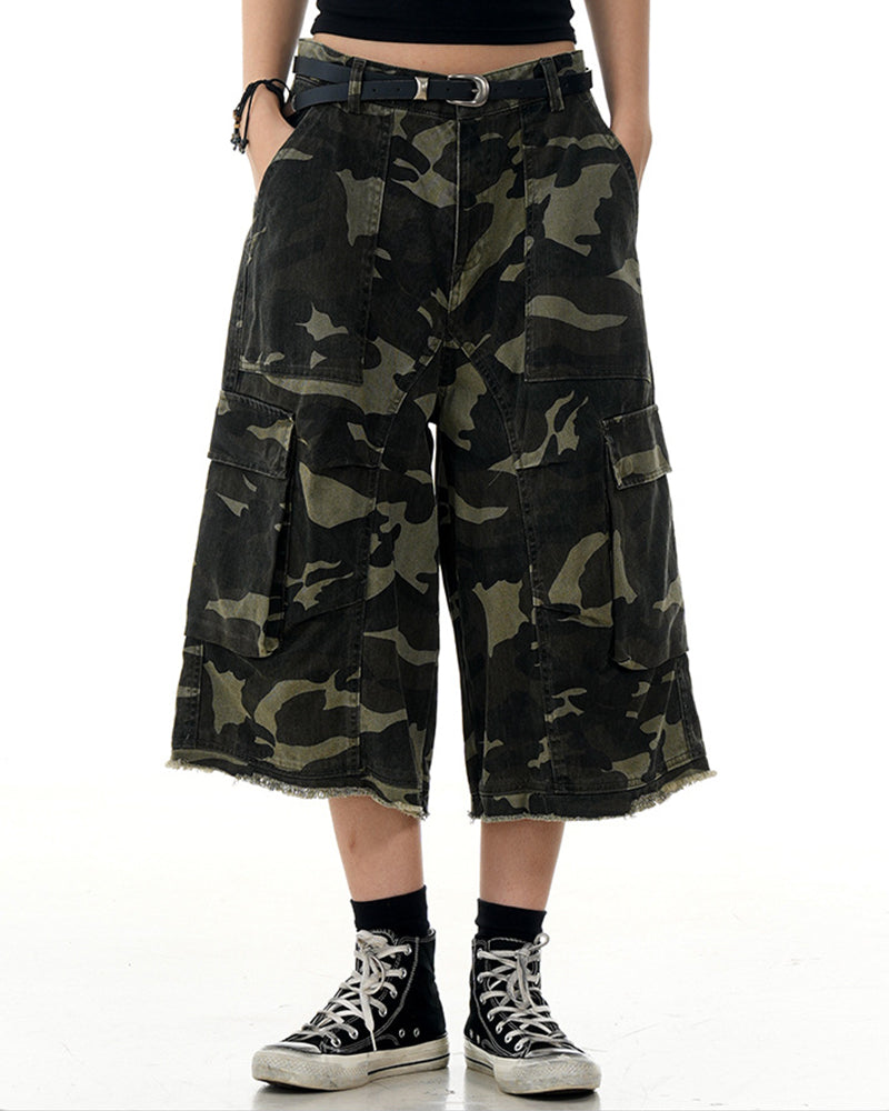 Camouflage cropped trousers