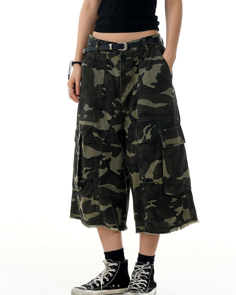 Camouflage cropped trousers