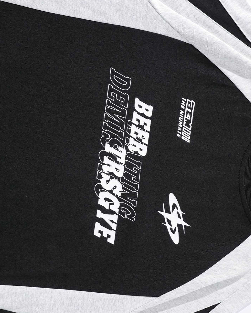 루즈한 반소매와 대비되는 레트로 패치워크