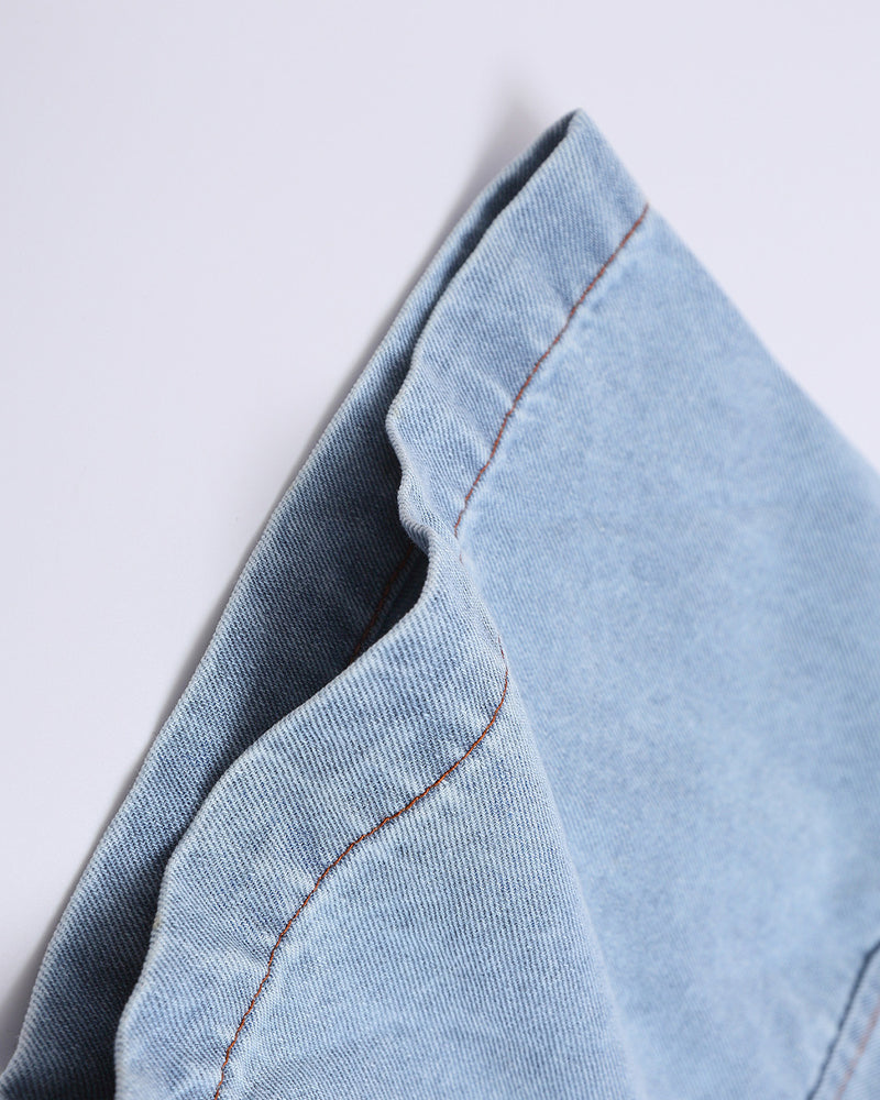 대조적인 컬러의 데님 반팔