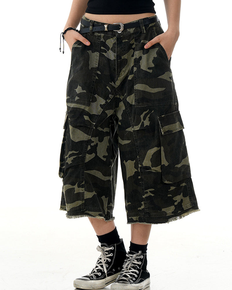 Camouflage cropped trousers