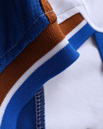 대비되는 색상의 심플한 반팔