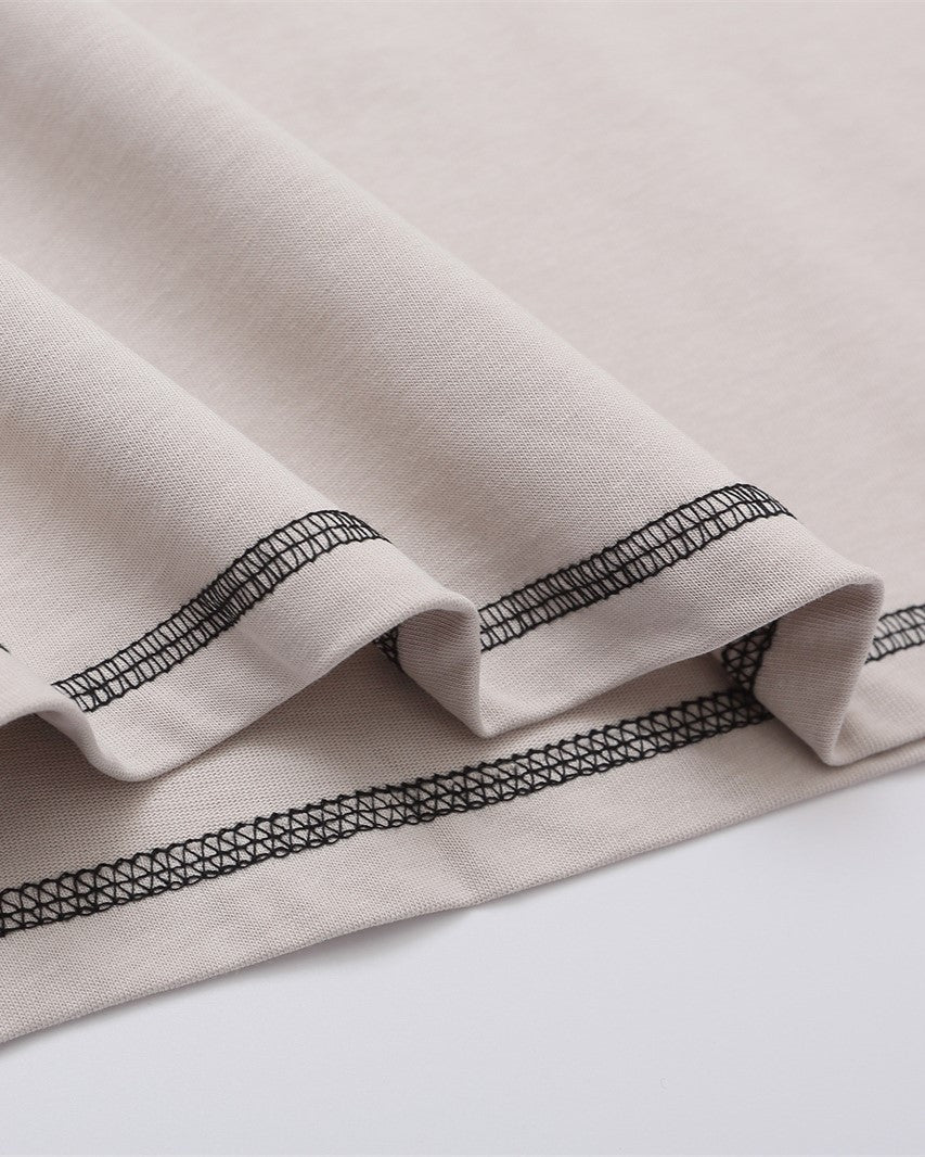 대조적인 컬러 레터링 짧은 소매