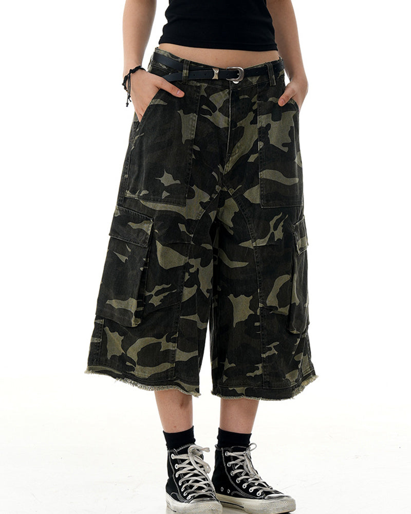 Camouflage cropped trousers