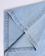 대조적인 컬러의 데님 반팔