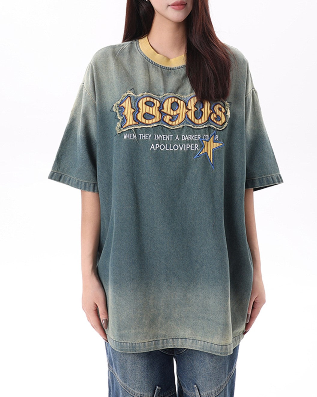 대조적인 컬러의 데님 반팔