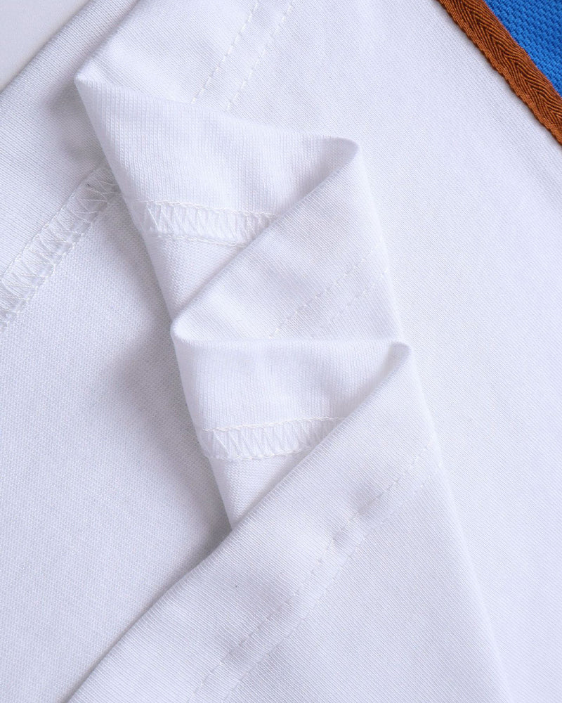 대비되는 색상의 심플한 반팔