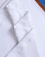 대비되는 색상의 심플한 반팔