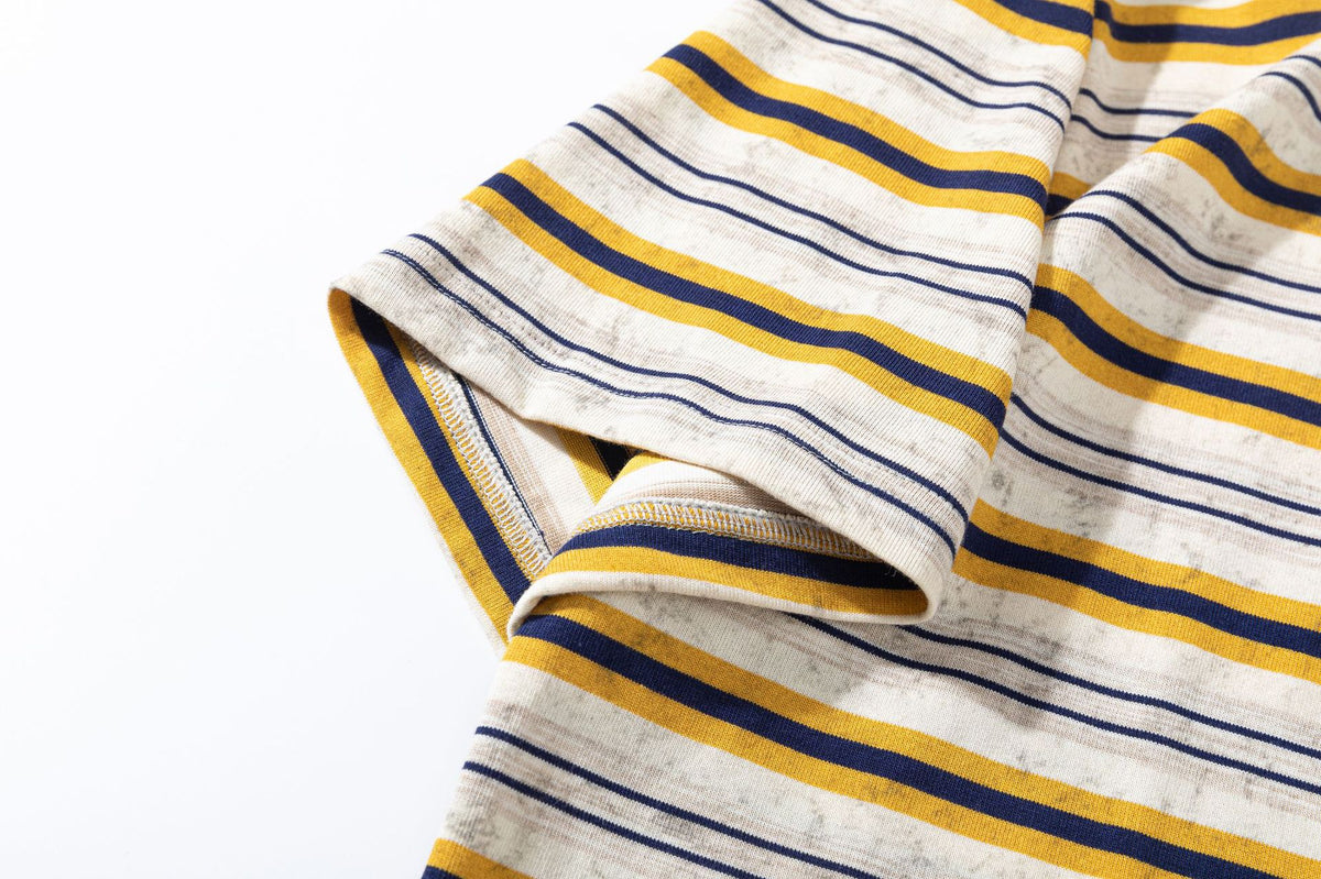 다양한 용도로 활용 가능한 스트라이프 반팔