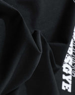 루즈한 반소매와 대비되는 레트로 패치워크