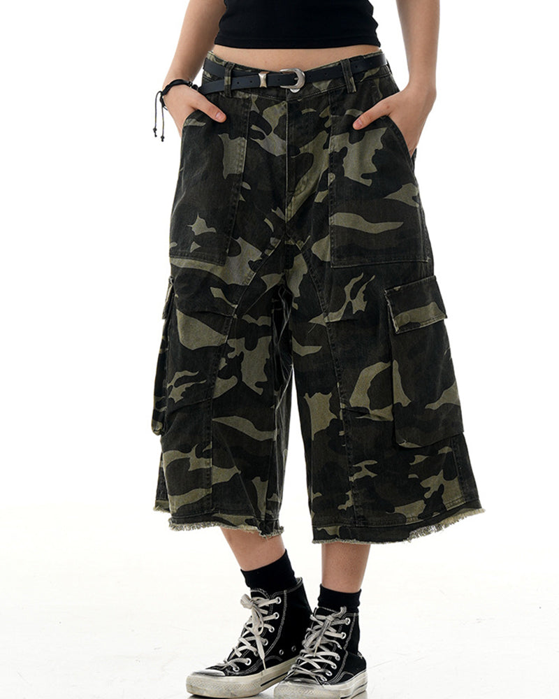 Camouflage cropped trousers