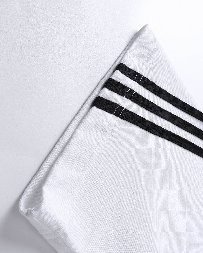 심플한 대비 컬러의 반팔