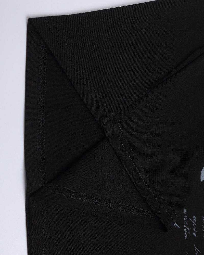 대비되는 색상의 꽃무늬 반팔