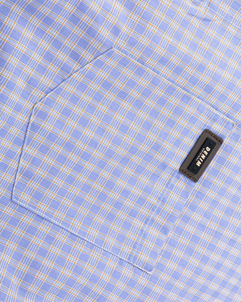 Casual plaid short-sleeved shirt