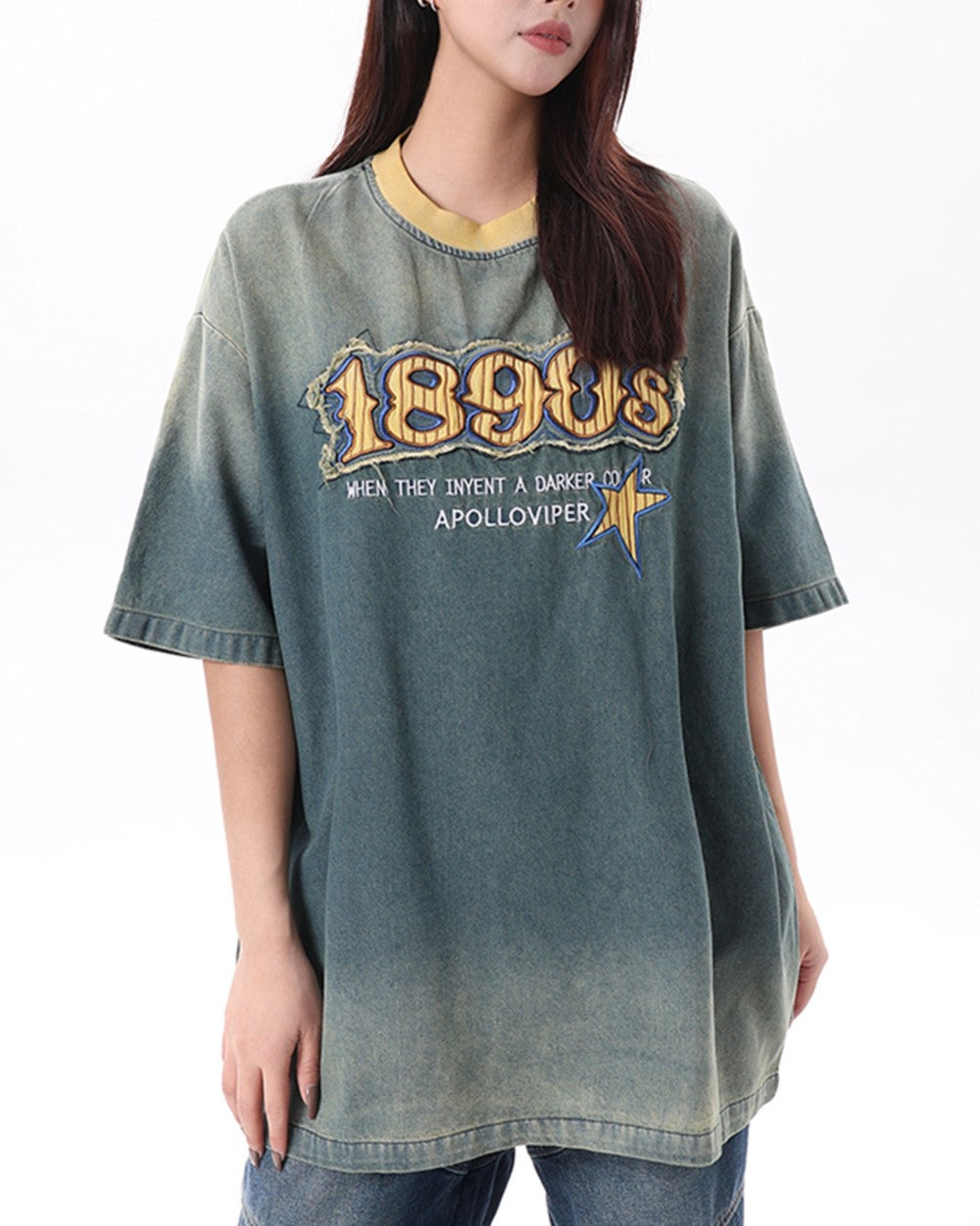 대조적인 컬러의 데님 반팔