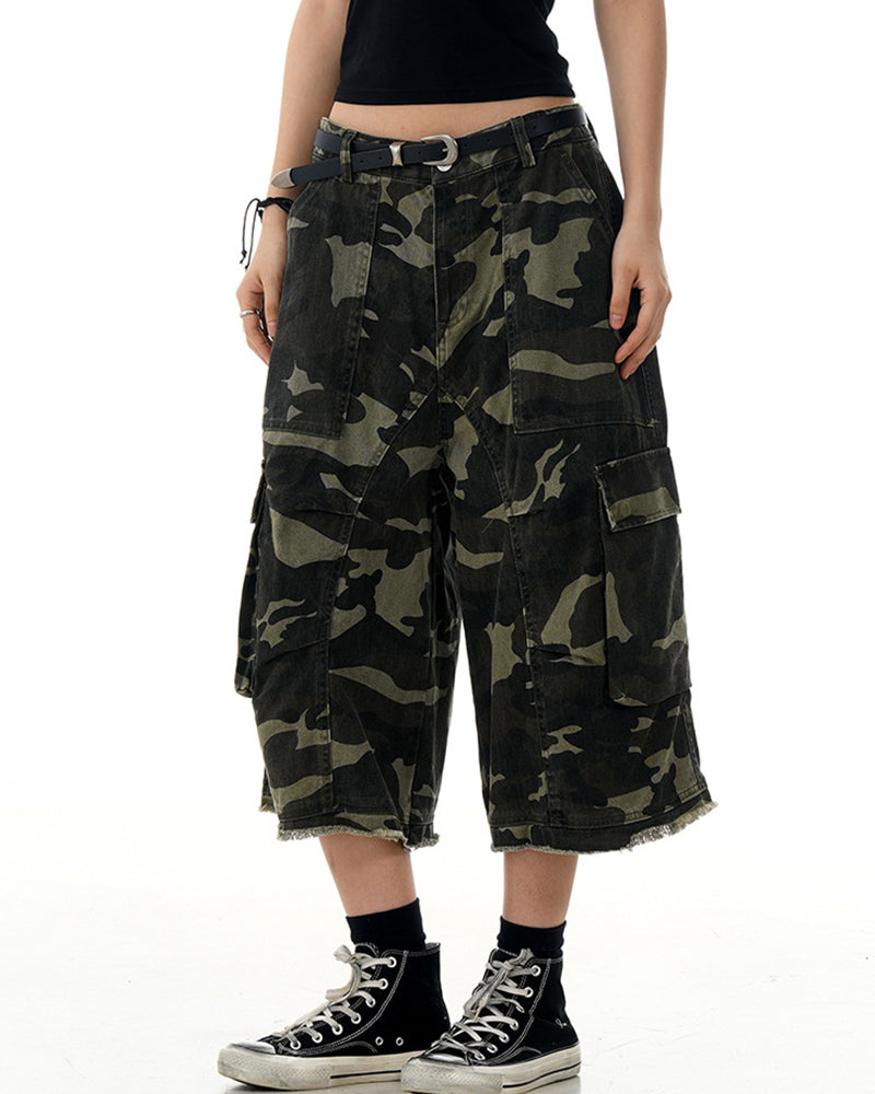 Camouflage cropped trousers