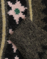 뿔 단추 자카드 스웨터