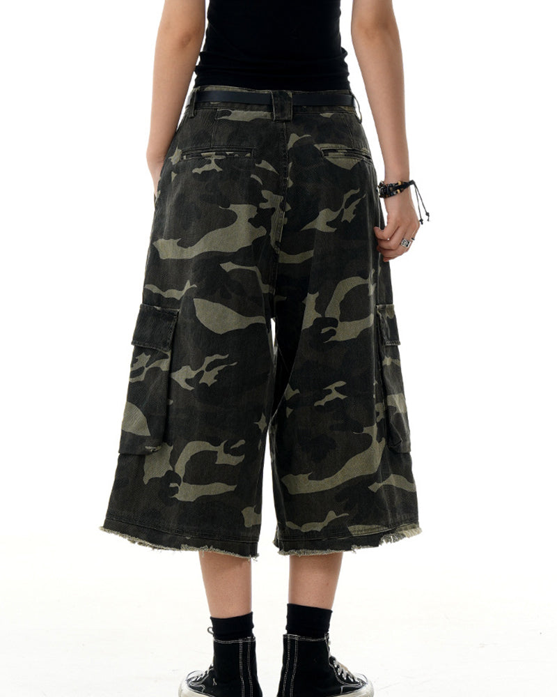 Camouflage cropped trousers
