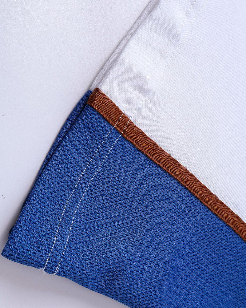 대비되는 색상의 심플한 반팔