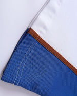 대비되는 색상의 심플한 반팔