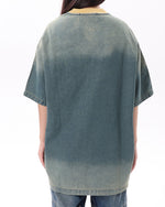 대조적인 컬러의 데님 반팔