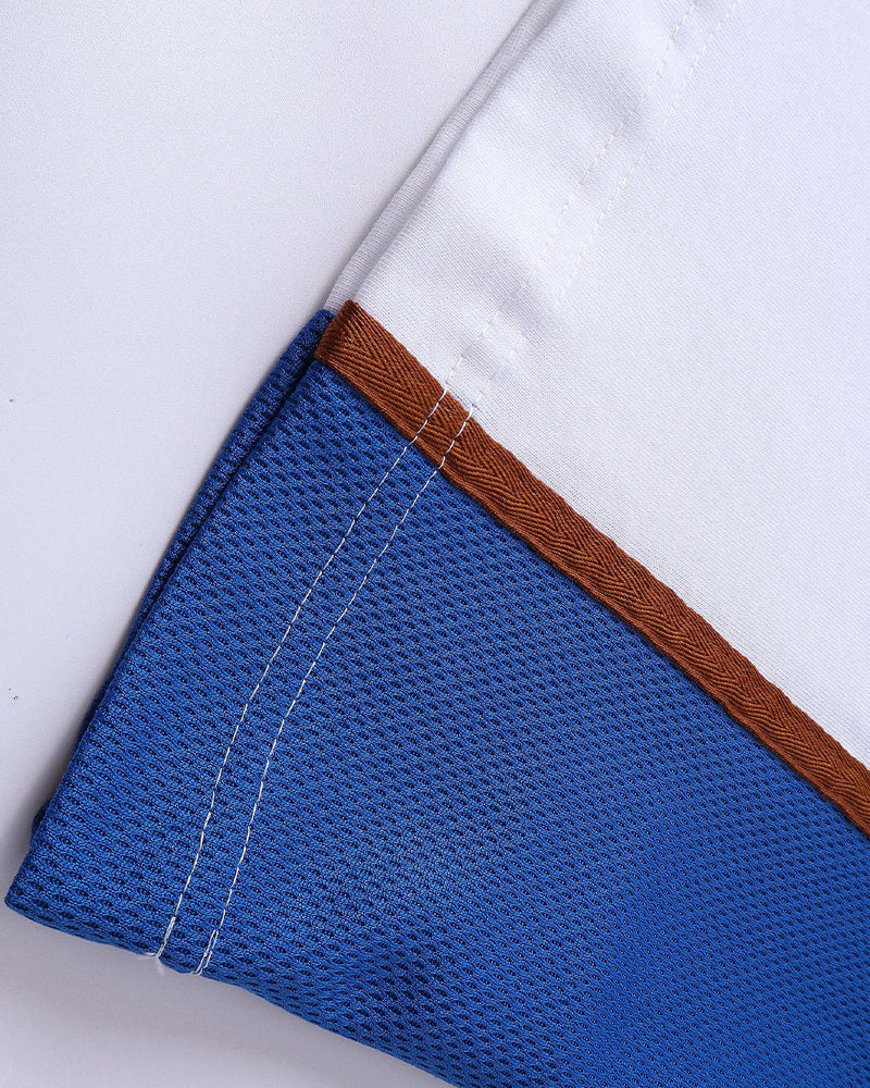 대비되는 색상의 느슨한 짧은 소매