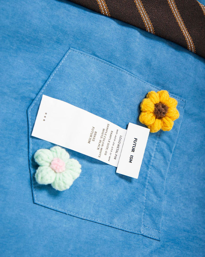 Short-sleeved shirt with small embroidered flowers