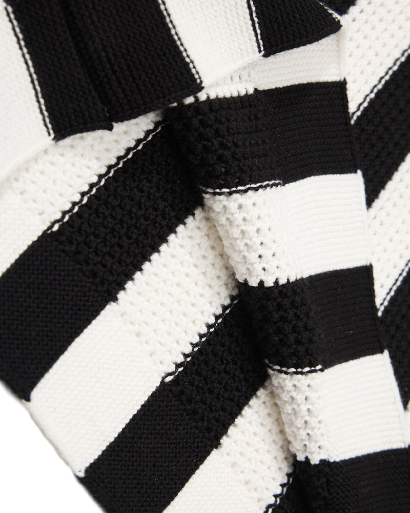 Simple and versatile collared sweater