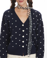 레이스 스카프와 넉넉한 핏의 니트 스웨터 (여성용)