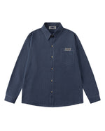 シンプルなチェック柄の長袖シャツ