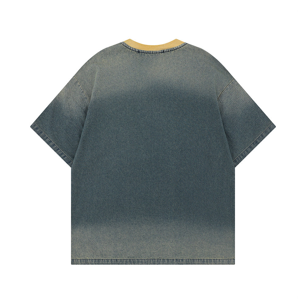 대조적인 컬러의 데님 반팔