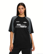 루즈한 반소매와 대비되는 레트로 패치워크