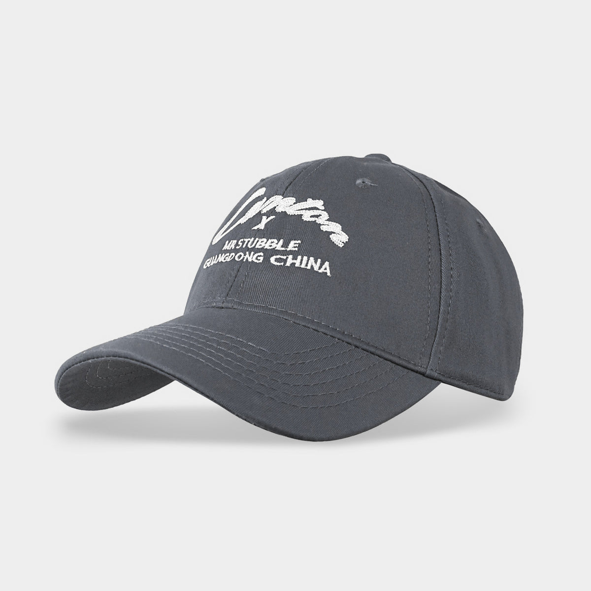 レトロなミニマリストベースボールキャップ