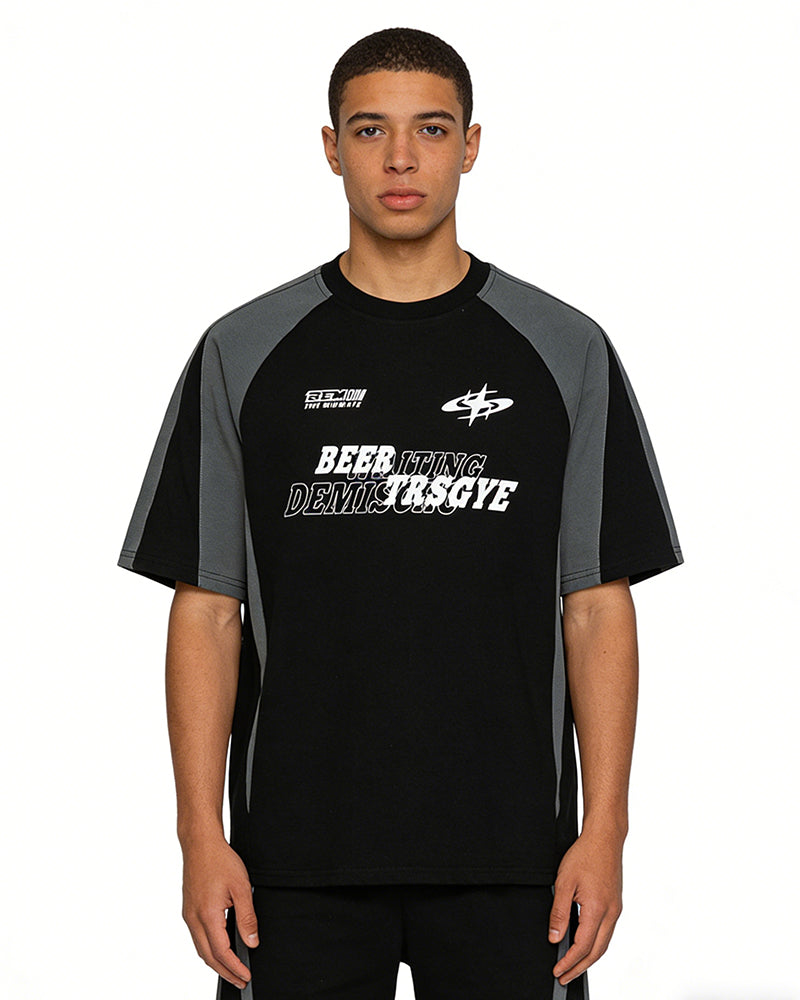 루즈한 반소매와 대비되는 레트로 패치워크