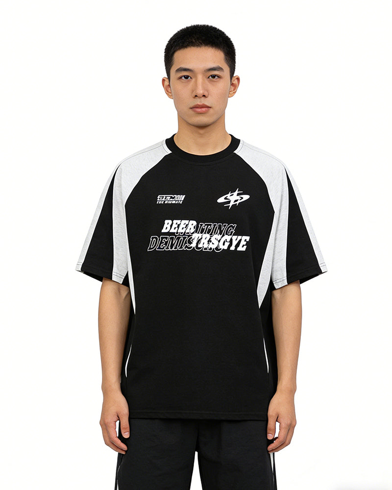 루즈한 반소매와 대비되는 레트로 패치워크