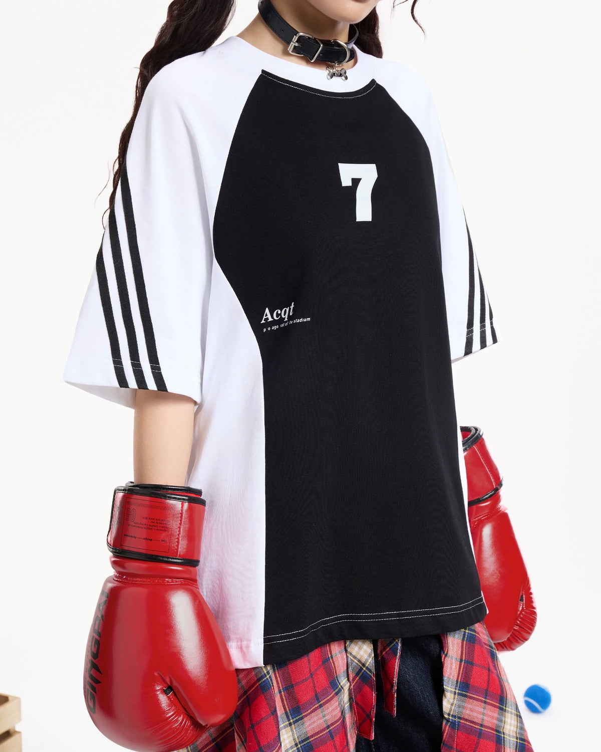 심플한 대비 컬러의 반팔