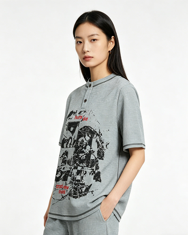 ゆったりとしたプリント柄の半袖シャツ