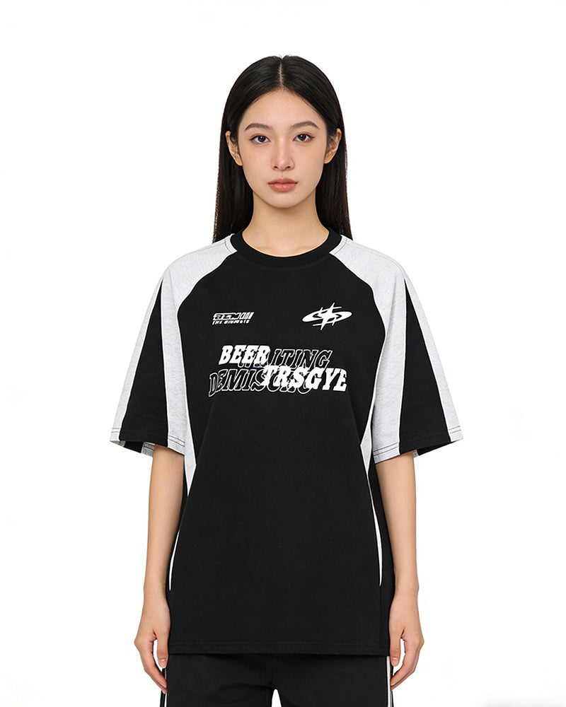 루즈한 반소매와 대비되는 레트로 패치워크