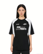 루즈한 반소매와 대비되는 레트로 패치워크