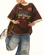 대조적인 컬러 레터링 짧은 소매