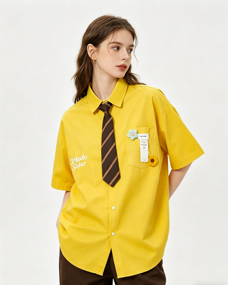 Short-sleeved shirt with small embroidered flowers