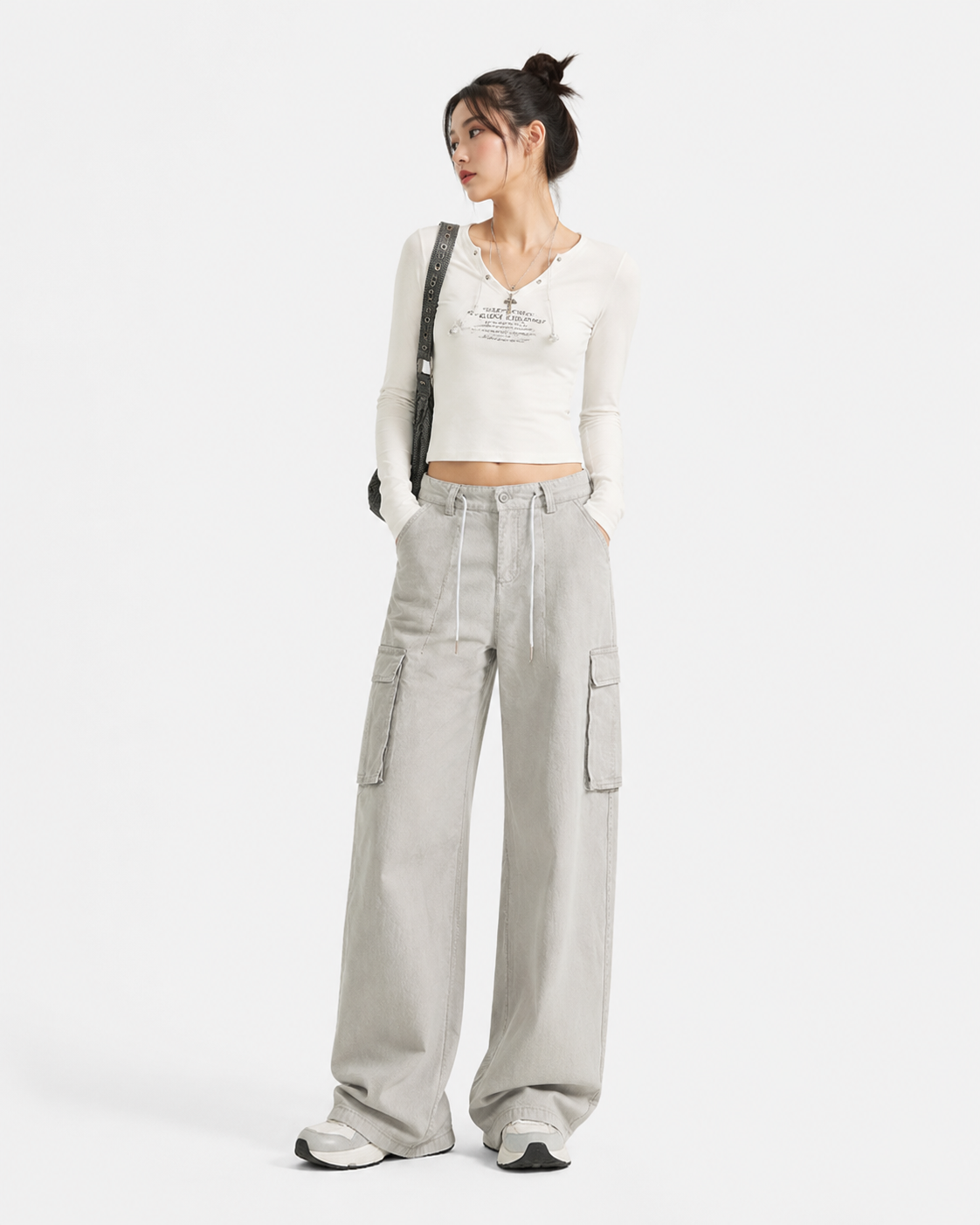 ダメージ加工のゆったりとしたストレートレッグパンツ